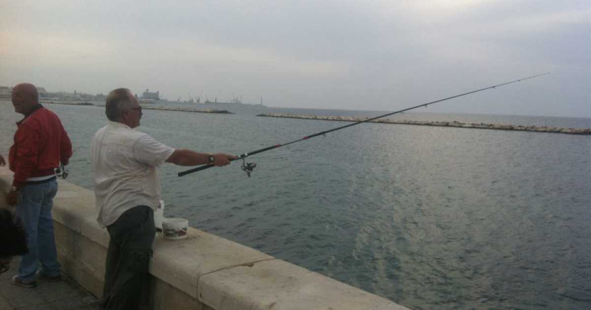 Lungomare: una giornata con i pescatori amatoriali, tra un ''mo' ven'' e un ''tir tir'' 
